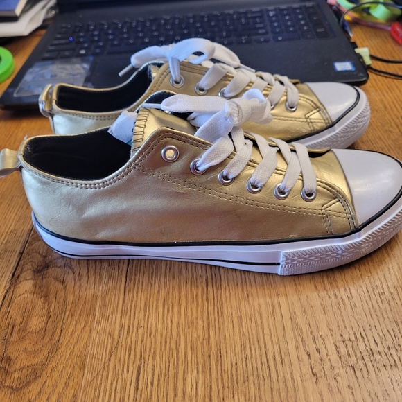 Ladies Sneakers - Picture 2 of 8